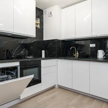 Luxurious Sikorskiego By Renters Prestige Apartment